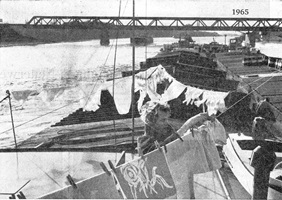 2 "Leberwürste" hinter der Boot Fatima 1965 auf der Bergfahrt bei Chalampé. Backbord Edelweiss21 mit Gemma, Steuerbord Edelweiss25 mit Columba. Woher ich das weiss? Von der Bildunterschrift. Fotograph war Peter Moeschlin, Basel. Die Wäscheaufhängende oder -abnehmede Frau, ist die Frau vom Schiffsführer Jan van Neijenhoff.